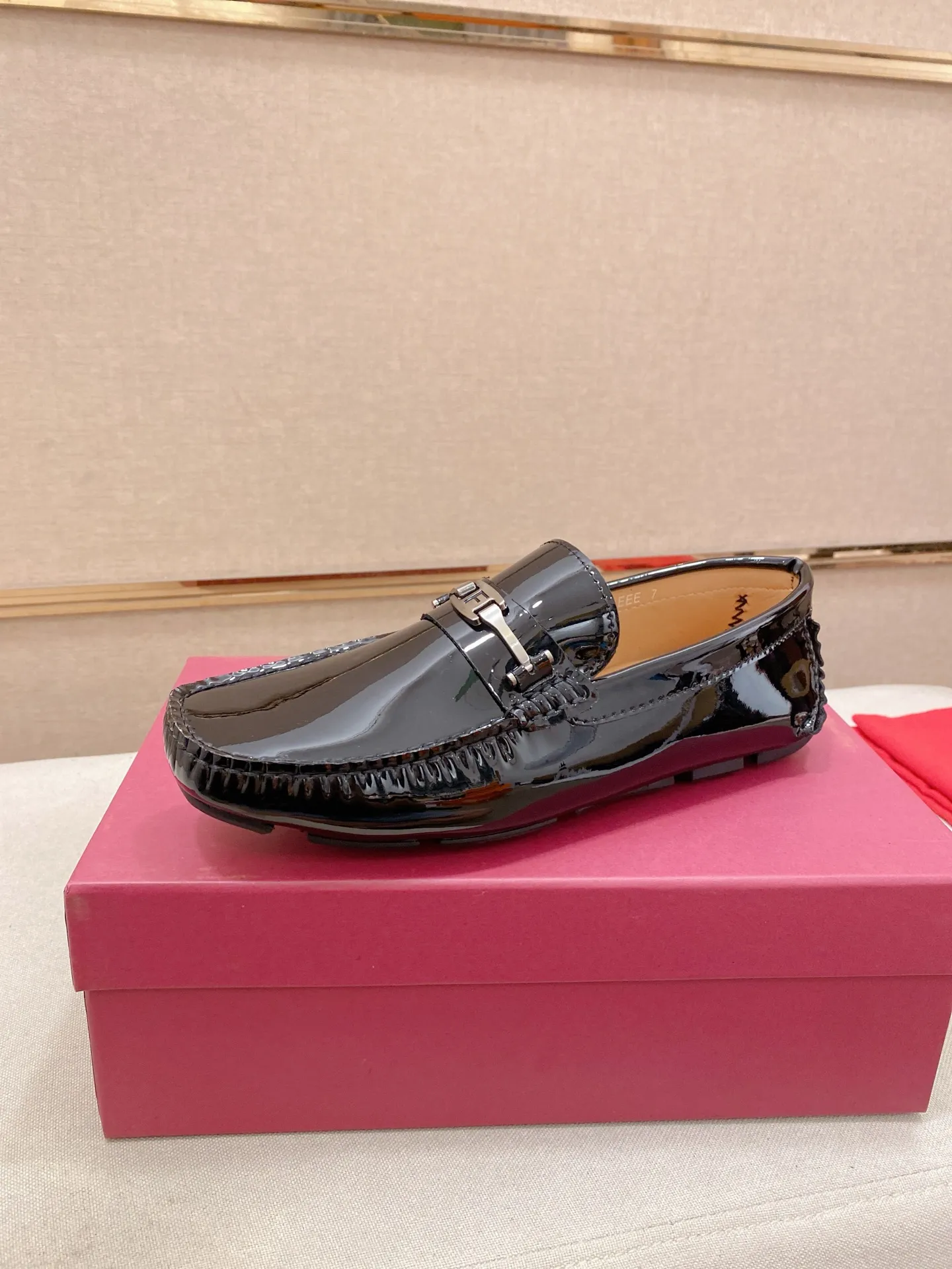 Factory price: 540💰High-end quality! Ferragamo🆕🆕Exclusive hot-selling products in stock🔥🔥New products on the shelves, high-quality Ferragamo men's pea shoes, high-end casual driving shoes, with complete packaging! 💪 💪 Material: imported first-layer cowhide 🐂 + imported high-quality water-dyed cowhide lining + wear-resistant outsole 👍🏻👍🏻 Features: high-end and comfortable, purely handmade 🚀 🚀 Create the perfect shoe that suits you best 🔥 🔥 Size: (38-44) 45 standard size can be customized!